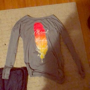 gray long sleeve shirt